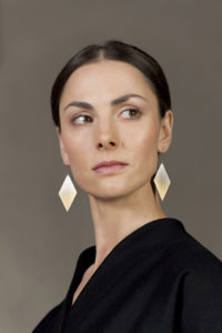 Hunt. Gold-plated silver earrings